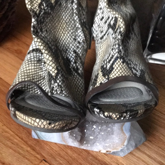 Sevan Desert Snake Chunky Block Pep Ankle Booties Print Embossed Leather Heels - Picture 4 of 8